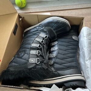 NWT - Sorel Youth Tofino II - Blqck size 2Y